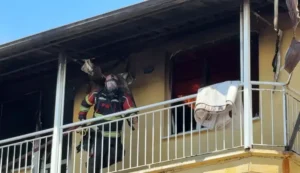 Aydın'a binada çıkan yangın, bitişikteki iki binaya daha sıçradı Aydın'a binada çıkan yangın, bitişikteki iki binaya daha sıçradı