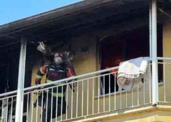 Aydın'a binada çıkan yangın, bitişikteki iki binaya daha sıçradı