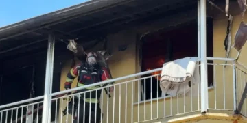 Aydın'a binada çıkan yangın, bitişikteki iki binaya daha sıçradı