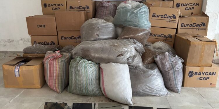  Aydın'da 3 ton kaçak sigarayla yakalandılar