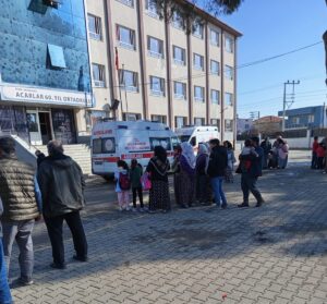 Aydın’ın İncirliova İlçesinde ortaokul öğrencileri iddiaya göre kantinden yedikleri tavuklu