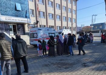 İncirliova’da 37 öğrenci zehirlenme şüphesiyle hastaneye kaldırıldı Aydın’ın İncirliova İlçesinde ortaokul öğrencileri iddiaya göre kantinden yedikleri tavuklu noodle yemekten zehirlendi. 37 öğrenciler tedbir amaçlı hastaneye sevk dildi. Olay, Acarlar 60. Yıl ortaokulunda meydana geldi. İddiaya gör öğrenciler kantinden yedikleri tavuklu noodle den dolayı zehirlendi. Mide bulantısı ve baş dönmesi ile rahatsızlanan öğrenciler ihbar üzerine okula sevk dilen ambulanslarla Aydın Kadın Doğum ve Çocuk Hastanesine sevke dildi. Hastaneye kaldırılan 37 öğrenci tedavi altına alındı. Öğrencilerin hayati tehlikesinin olmadığı öğrenilirken, olayla ilgili soruşturma başlatıldı.
