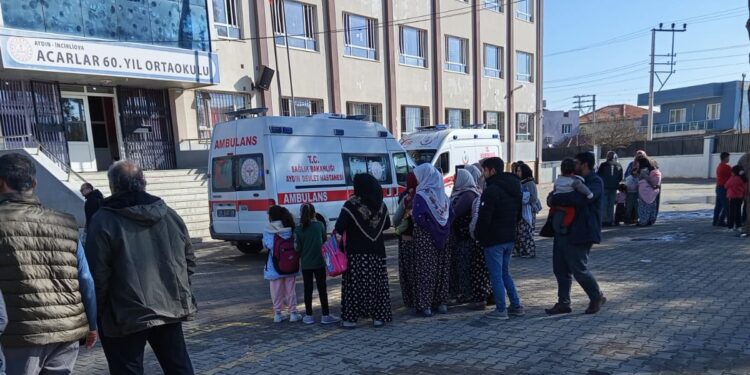 İncirliova’da 37 öğrenci zehirlenme şüphesiyle hastaneye kaldırıldı Aydın’ın İncirliova İlçesinde ortaokul öğrencileri iddiaya göre kantinden yedikleri tavuklu noodle yemekten zehirlendi. 37 öğrenciler tedbir amaçlı hastaneye sevk dildi. Olay, Acarlar 60. Yıl ortaokulunda meydana geldi. İddiaya gör öğrenciler kantinden yedikleri tavuklu noodle den dolayı zehirlendi. Mide bulantısı ve baş dönmesi ile rahatsızlanan öğrenciler ihbar üzerine okula sevk dilen ambulanslarla Aydın Kadın Doğum ve Çocuk Hastanesine sevke dildi. Hastaneye kaldırılan 37 öğrenci tedavi altına alındı. Öğrencilerin hayati tehlikesinin olmadığı öğrenilirken, olayla ilgili soruşturma başlatıldı.