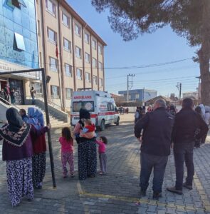 İncirliova’da 37 öğrenci zehirlenme şüphesiyle hastaneye kaldırıldı Aydın’ın İncirliova İlçesinde ortaokul öğrencileri iddiaya göre kantinden yedikleri tavuklu noodle yemekten zehirlendi. 37 öğrenciler tedbir amaçlı hastaneye sevk dildi. Olay, Acarlar 60. Yıl ortaokulunda meydana geldi. İddiaya gör öğrenciler kantinden yedikleri tavuklu noodle den dolayı zehirlendi. Mide bulantısı ve baş dönmesi ile rahatsızlanan öğrenciler ihbar üzerine okula sevk dilen ambulanslarla Aydın Kadın Doğum ve Çocuk Hastanesine sevke dildi. Hastaneye kaldırılan 37 öğrenci tedavi altına alındı. Öğrencilerin hayati tehlikesinin olmadığı öğrenilirken, olayla ilgili soruşturma başlatıldı.