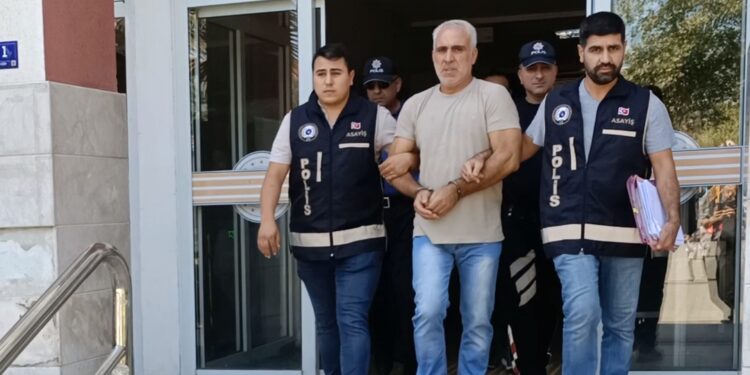 40 yıl hapis cezasıyla aranıyordu, kovalamacada yakalandı
