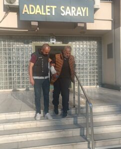 Aydın’ın Efeler ilçesinde polisin düzenlediği operasyonda uyuşturucu ele geçirilirken, gözaltına