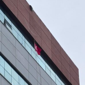 Aydın’da Özbey Türk Bayrağı için 30 metre tırmandı (1) Aydın’da Özbey Türk Bayrağı için 30 metre tırmandı (1)