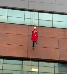 Aydın’ın Efeler ilçesinde endüstriyel iple erişim uzmanı Barış Özbey, Nusaybin’de