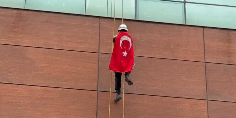 Aydın’da Özbey Türk Bayrağı için 30 metre tırmandı (2)