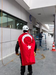 Aydın’da Özbey Türk Bayrağı için 30 metre tırmandı (3) Aydın’da Özbey Türk Bayrağı için 30 metre tırmandı (3)