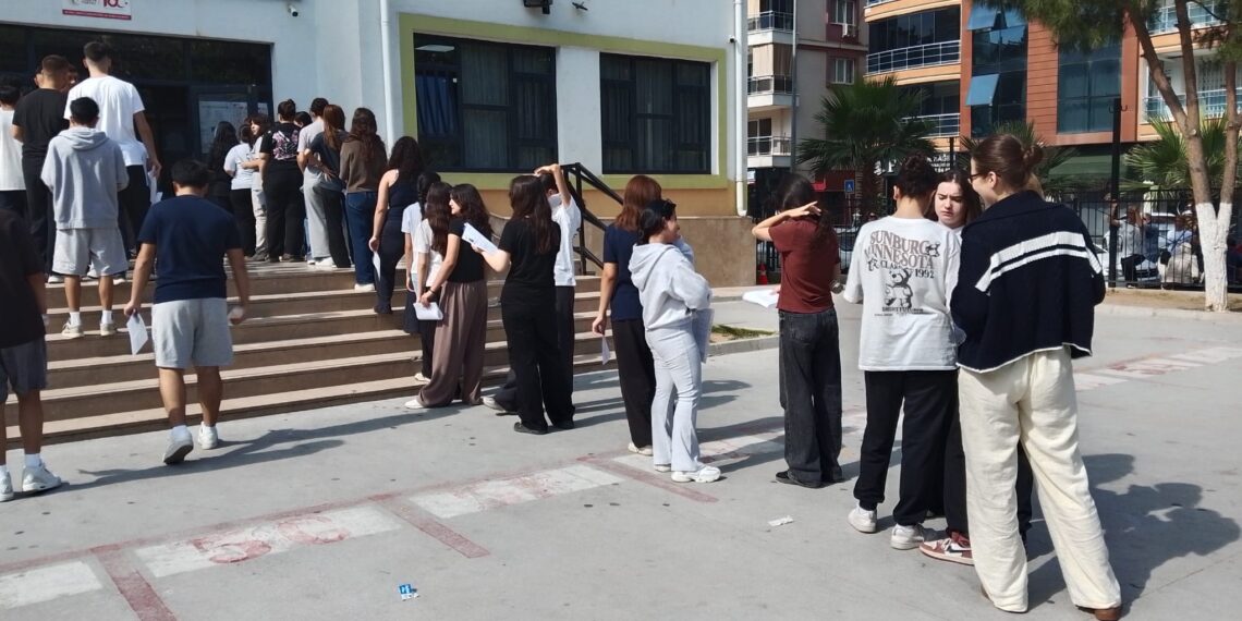 Aydın'da YKS yoğunluğu Okul önlerinde heyecanlı bekleyiş