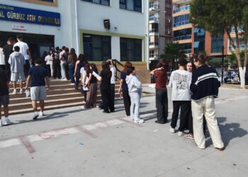 Aydın'da YKS yoğunluğu Okul önlerinde heyecanlı bekleyiş