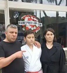 Aydın’da baba belediye önüne siyah çelenk bıraktı