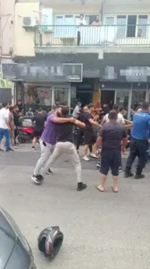 Aydın’ın Efeler ilçesinde, esnaflar ile yoldan geçen vatandaşlar arasında çıkan