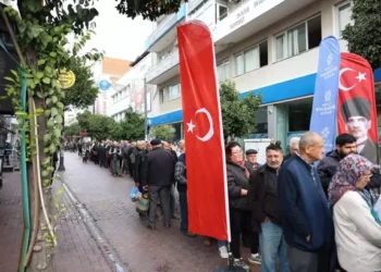 Aydın’da duyan geldi, kuyruk uzadıkça uzadı