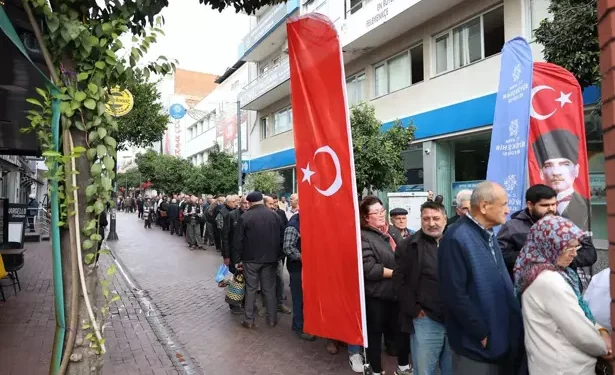 Aydın’da duyan geldi, kuyruk uzadıkça uzadı
