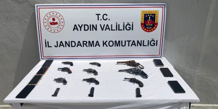 Aydın’da eş zamanlı operasyonda 9 tabanca ele geçirildi