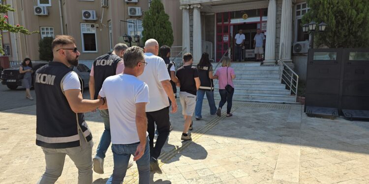 Didim’de usulsüz para alan doktor ve medikalci tutuklandı