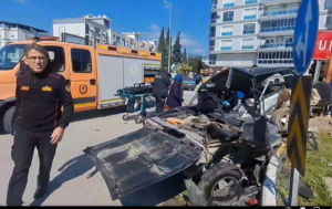 Aydın’ın Söke İlçesinde tali yoldan çıkan otomobile ana yoldan gitmekte