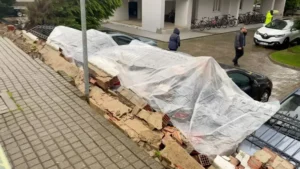 Aydın'da istinat duvarı otomobillerin üzerine çöktü (1) Aydın'da istinat duvarı otomobillerin üzerine çöktü (1)