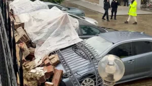 Aydın’ın Efeler ilçesindeki bir sitenin istinat duvarının çökmesi sonucu 4