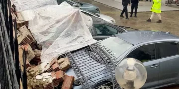 Aydın'da istinat duvarı otomobillerin üzerine çöktü (2)