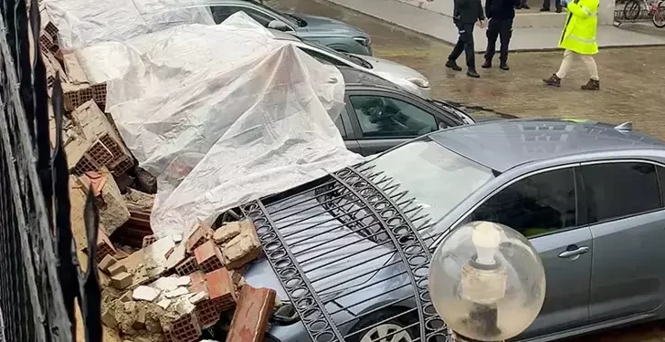 Aydın'da istinat duvarı otomobillerin üzerine çöktü (2)