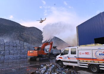 Kağıt fabrikasındaki yangın depoya sıçradı