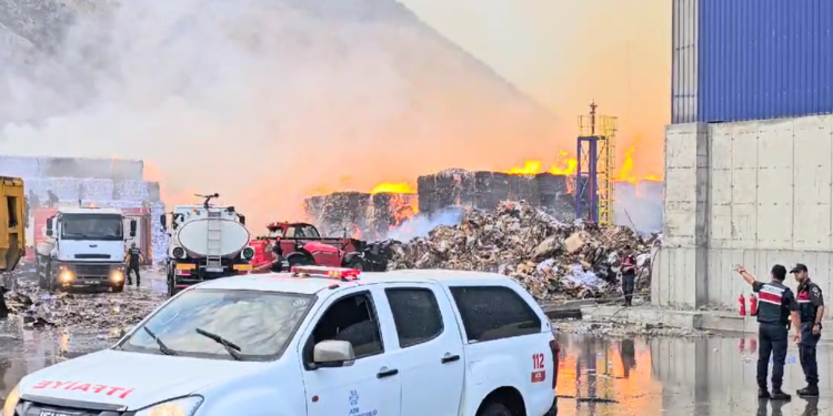 Söke'de kayıt fabrikasında yangın çıktı