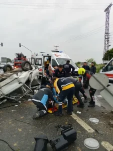Aydın’ın Efeler ilçesinde meydana gelen trafik kazasında, sinyalizasyon direğine çarpıp