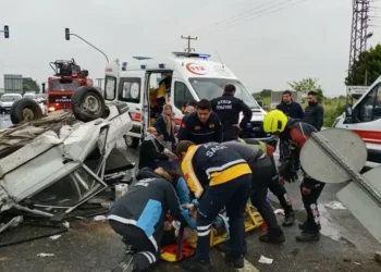 Aydın’da korkutan kaza Aile aracı takla attı, 6 yaralı (1)