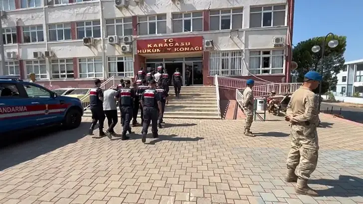 Aydın merkezli 8 ilde, kendilerini MİT personeli ve banka çalışanı olarak tanıtıp vatandaşlardan