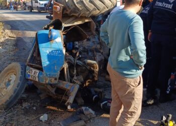 Aydın'da kum yüklü traktör devrildi; 1'i ağır, 2 yaralı