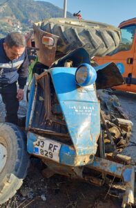 Aydın'da kum yüklü traktör devrildi; 1'i ağır, 2 yaralı