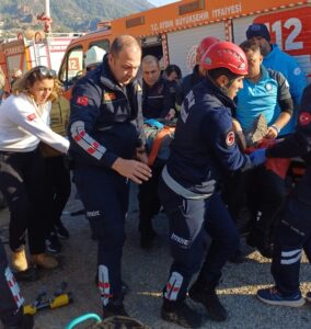 Aydın'da kum yüklü traktör devrildi; 1'i ağır, 2 yaralı