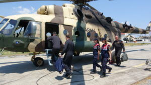 Aydın'da orman yangınlarının önüne geçilmesi için tedbirler üst seviyeye çıkarıldı. Kuşadası Milli Parklar Filo Komutanlığı'na bağlı helikopter havadan, sahil güvenlik ekipleri denizden, atlı birlikler ve komandolar ise karadan yangın riskinin bulunduğu bölgelerde devriye görevini sürdürüyor.