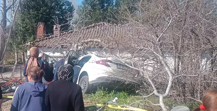 Aydın'da otomobil ağaçlara çarptı 2 ölü, 1 yaralı