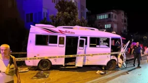 Aydın’ın Efeler ilçesinde otomobille yolcu minibüsünün çarpıştığı kazada 11 kişi