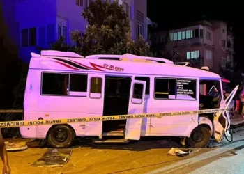 Aydın’da otomobil ile yolcu minibüsü çarpıştı 11 yaralı (2)