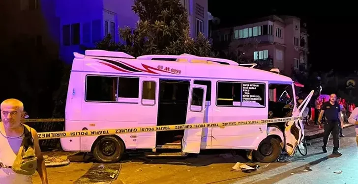 Aydın’da otomobil ile yolcu minibüsü çarpıştı 11 yaralı (2)