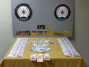 Aydın’da perde arkasında kumar oynarken yakalandılar (1) Aydın’da perde arkasında kumar oynarken yakalandılar (1)