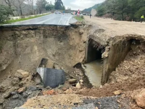 Aydın’da sağanak yağış karayolunu çökertti