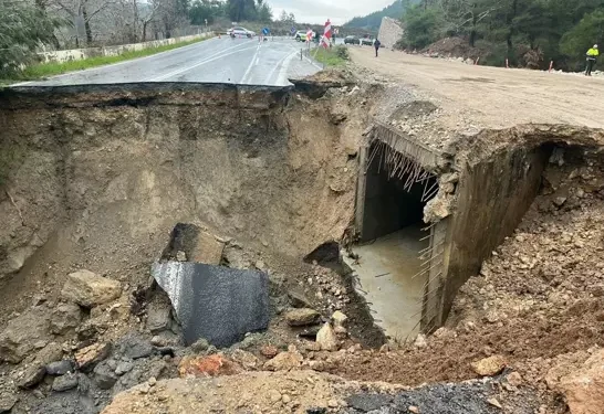 Aydın’da sağanak yağış karayolunu çökertti