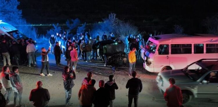 Aydın’da servis aracı otomobille çarpıştı: 10 yaralı