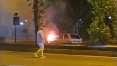 Aydın’ın Efeler ilçesinde seyir halindeki otomobilin motor kısmında çıkan yangın,