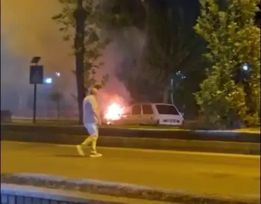 Aydın’ın Efeler ilçesinde seyir halindeki otomobilin motor kısmında çıkan yangın,