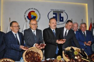 Aydın’da sezonun ilk kestanesi, Ticaret Borsası’nda düzenlenen törenle kilosu 500