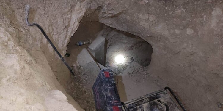 Tarihi objelerle yakalandılar