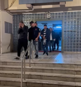 Aydın’ın Efeler İlçesinde uyuşturucu ve hapla yakalanan 2 şüpheli işlemlerinin