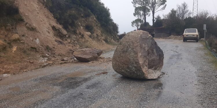 Koçarlı’da yola düşen kayalar yolu trafiğe kapattı